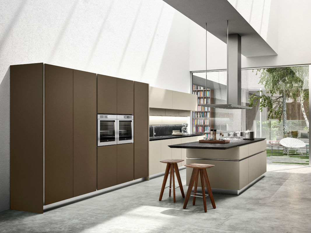 Blum Hardware και Finish Finish YALIG έξυπνη κουζίνα για το διαμέρισμα