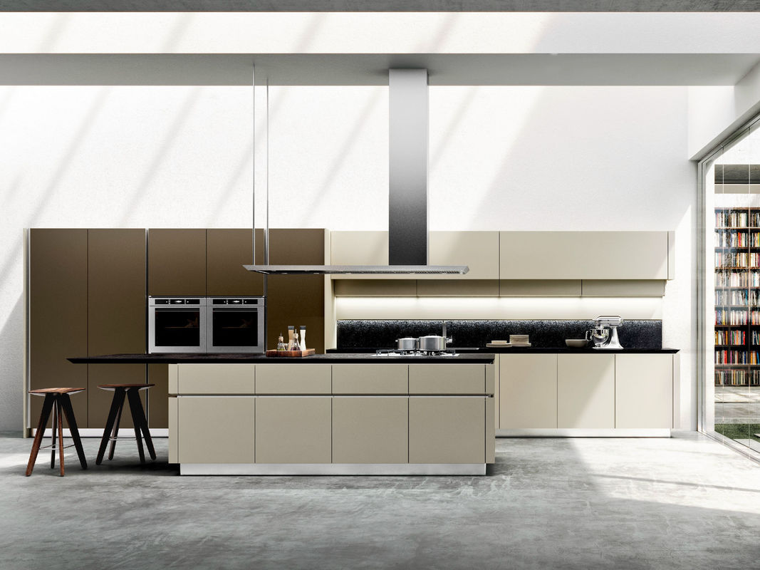 Blum Hardware και Finish Finish YALIG έξυπνη κουζίνα για το διαμέρισμα