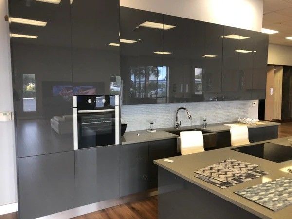 Σύγχρονο σχεδιασμό γυαλιστερό ντουλάπι κουζίνας σετ κατασκευασμένο με στερεό ξύλο και toe kick αξεσουάρ