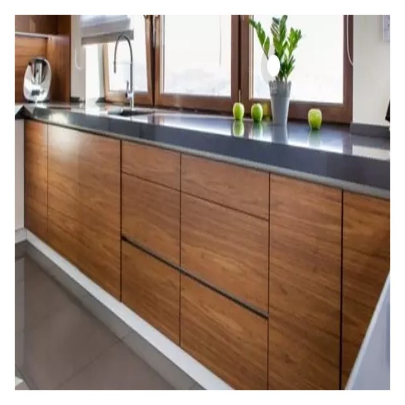 Προσαρμοσμένα ντουλάπια μαγειρικής από στερεό ξύλο με σκοτεινές, διαυγές και γυαλιστερές πόρτες από ξύλο