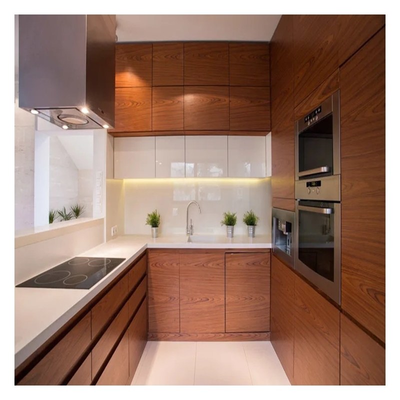 Προσαρμοσμένα ντουλάπια μαγειρικής από στερεό ξύλο με σκοτεινές, διαυγές και γυαλιστερές πόρτες από ξύλο