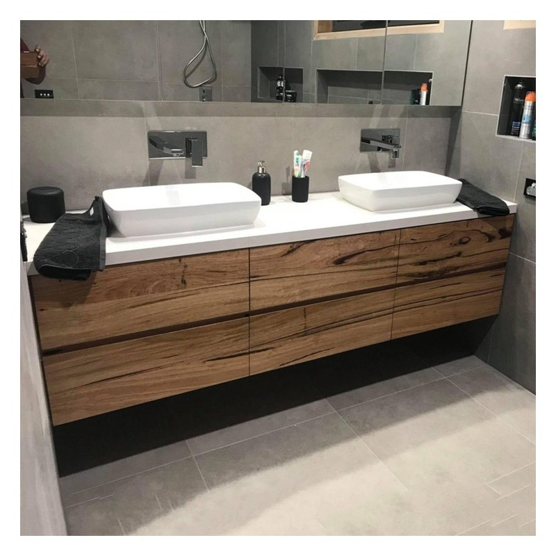 Δημιουργήστε μια μοντέρνα εμφάνιση στο μπάνιο σας με υαλοπίνακα και καθρέφτη