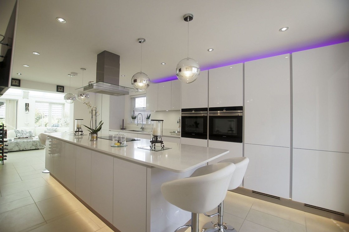 Μινιμαλιστικό σχεδιασμό Σύγχρονη κουζίνα Εφοδιαστικά ντουλάπια Φανέλα και λάκα Τελικές πόρτες