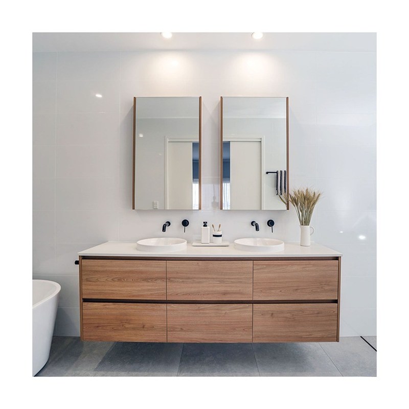 Ξενοδοχείο μπάνιο τοίχος τοποθετημένο διπλό νεροχύτη ντουλάπι ματαιοδοξίας με καθρέφτη και λεκάνη πλύσης