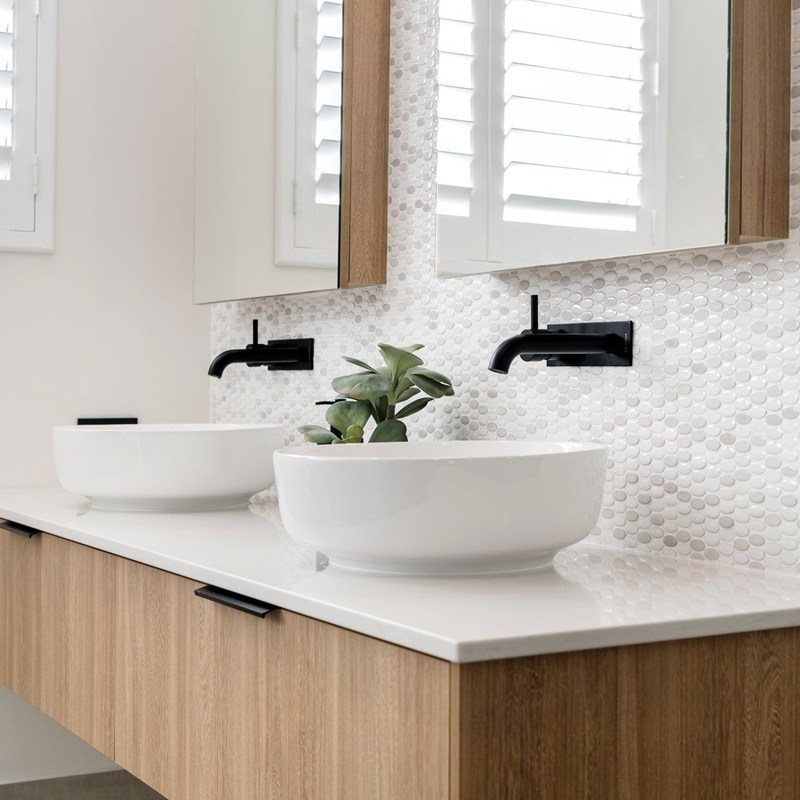 Ξενοδοχείο μπάνιο τοίχος τοποθετημένο διπλό νεροχύτη ντουλάπι ματαιοδοξίας με καθρέφτη και λεκάνη πλύσης