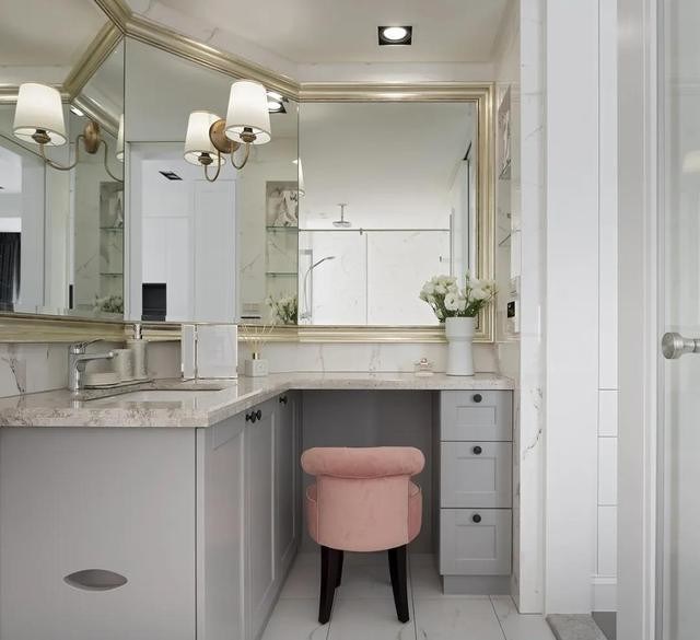 Στον τοίχο τοποθετημένο μπάνιο ντουλάπι με πίνακα πόρτας PVC και αδιάβροχη λεκάνη πλύσης