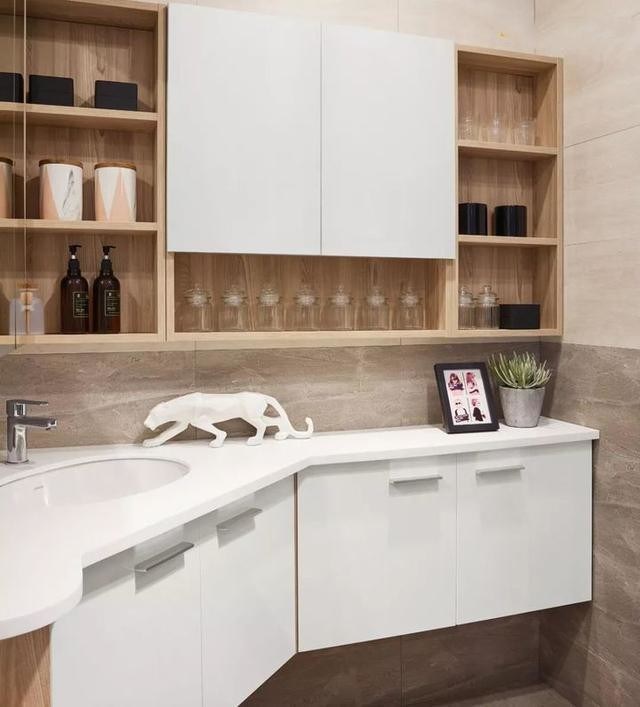 Στον τοίχο τοποθετημένο μπάνιο ντουλάπι με πίνακα πόρτας PVC και αδιάβροχη λεκάνη πλύσης